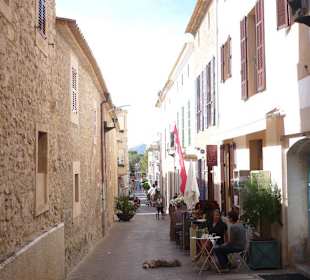 Gasse mit Geschäften und Gallerien