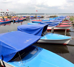 Die Boote des Verleihs am Steg