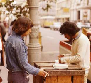 Der Strassenhändler und sein Kunde