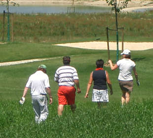 Im Gänsemarsch vom Gasthaus weg 