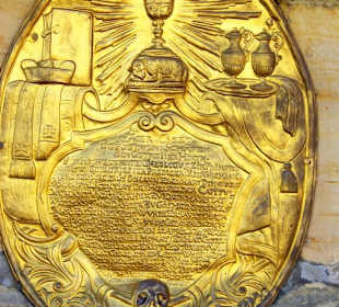 An der Außenfront angebracht