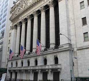Wallstreet mit Börse um die Ecke