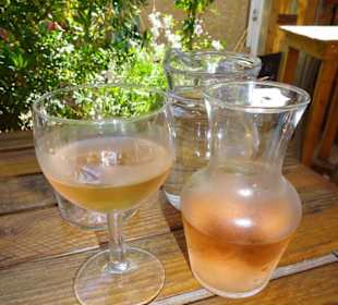 Kühler Rosé im Restaurant La Paëlla de la Mer