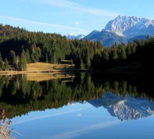 Blick über den See auf das Karwendelgebirge