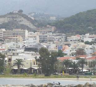 Blick vom Strand auf das Hotel Forest Park