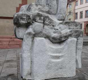 Moderne Pietà aus Carrara-Marmor am Kiliansplatz