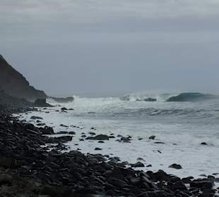 Aufgewühltes Meer an der Steilküste