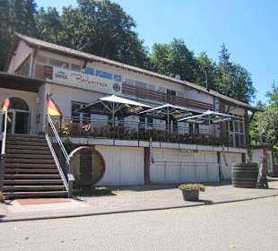 Auf dem Parkplatz der Burg