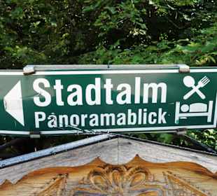 Hinweisschild zur Stadtalm