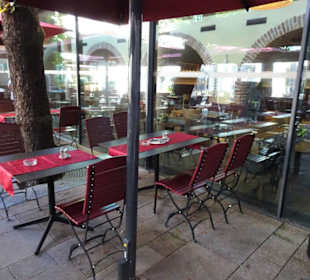 Außenplätze im Gastgarten der Trattoria La Stella