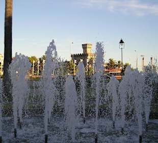 Fuente con el castillo al fondo