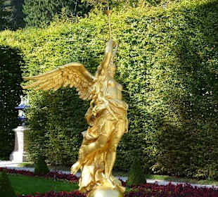 Seitlich des Schlosses im Garten