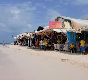 Die Verkaufsbuden (vom Hotelstrand nicht zu sehen)
