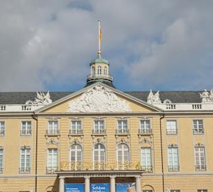 Blick zur Vorderseite von Schloss Karlsruhe