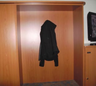 Kleiderschrank mit Garderobe