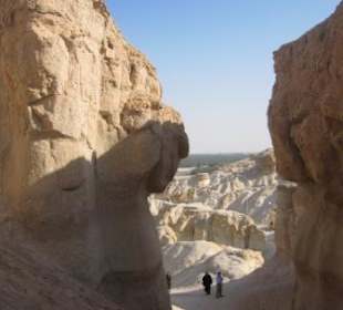 Durchblick durch engen Felsenspalt