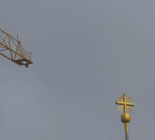 Das Kreuz unterhalb vom Baukran