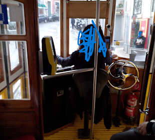 Blick ins Führerhaus der Tram 12