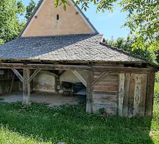 Haus mit Schuppen dazu