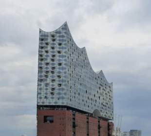 Mit dem Schiff vorbei an der Elbhilharmonie