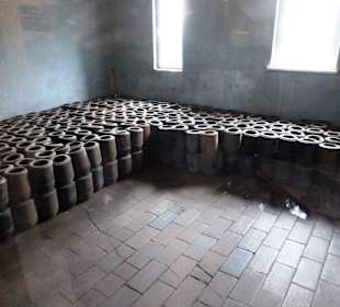 Urnen im Krematorium