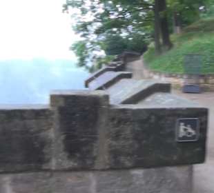 Entlang der Festungsmauer