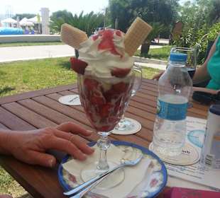 Erdbeerbecher mit Eis