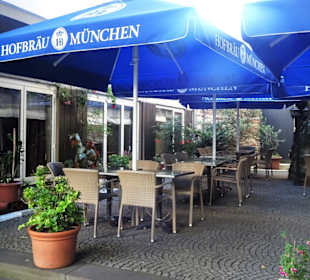 Plätze im Außenbereich des Restaurants Olive