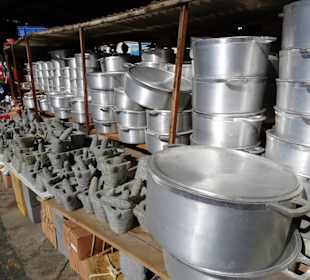 Traditionelle Marmites und Mörser auf dem Markt