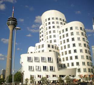 Blick auf den Rheinturm vom Medienhafen 
