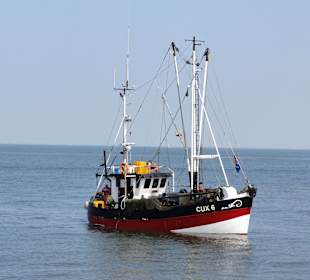 Krabbenkutter vor der Hafeneinfahrt