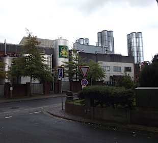 Blick auf die Brauerei vom Parkplatz