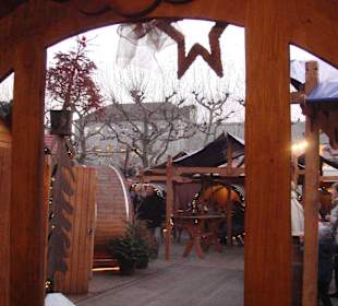 Blick vom Fass ins Weihnachtsdorf