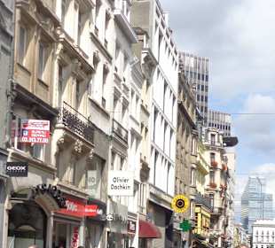 Blick auf die Häuserfronten der Straße