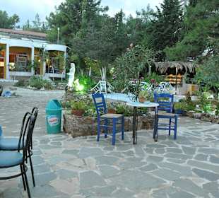 Außenansicht und Cafe