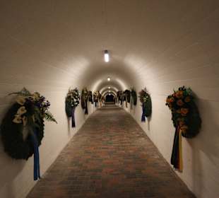 Zugang zur unterirdischen Gedenkhalle