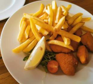 Hähnchen-Nuggets mit Pommes 6,90 €