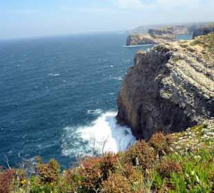 Ein schöner Ausblick auf die Felsenküste