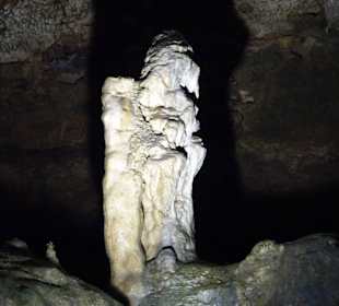 Darin kann man Figuren erkennen.