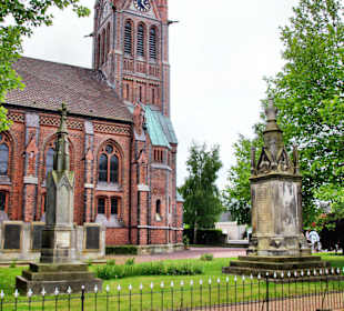 Außenansicht mit DenkmalSt. Nicolai