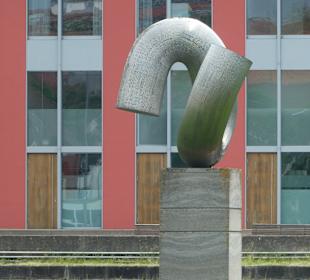 Blick vom rechten Mainufer zur Skulptur Anker