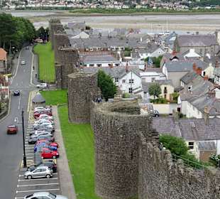 Auf der Stadtmauer von Conwy.