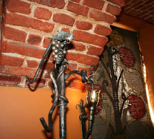 Garderobenhaken und handgewebte Gardine