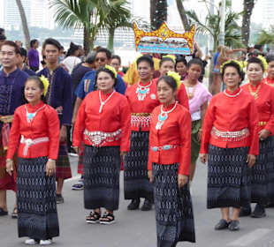 Parade mit Traditioneller Kleidung