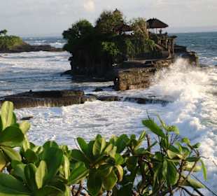 Tempel mit Brandung