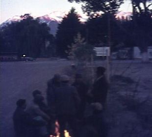 Strassenarbeiter wärmen sich am Feuer