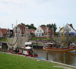 Historischer Hafen mit Krabbenkutter