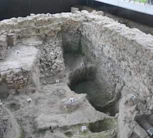 Bei der Archäologische Vitrine im Elisengarten