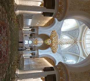 Blick in den Gebetsraum und Blick auf die Leuchter