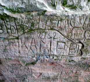 Ein Meer von Fels-Eingravierungen von Besuchern